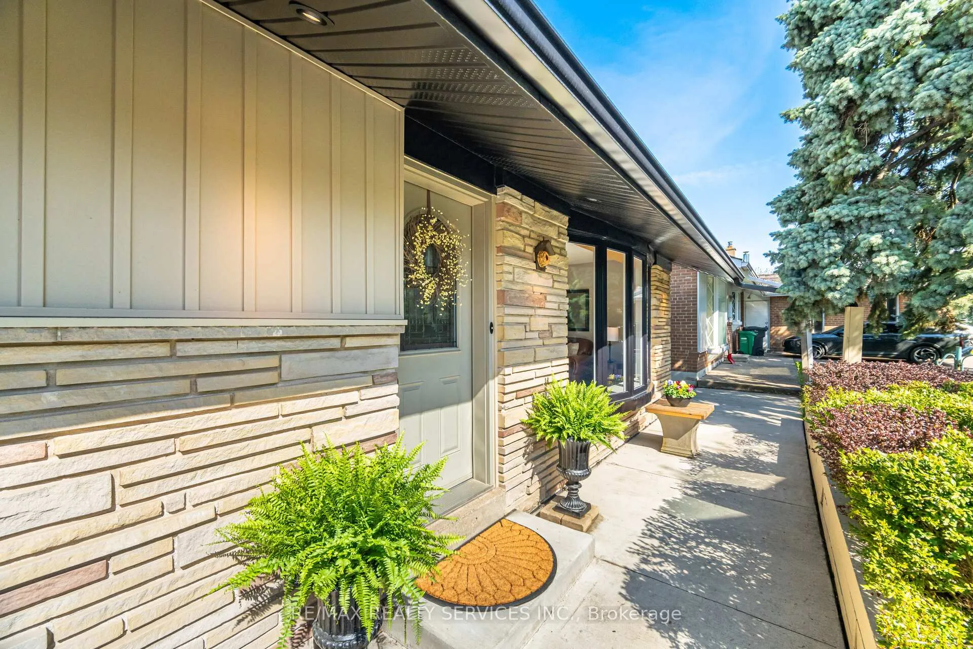 Photo 3 of 25 Ascot Avenue, Brampton, Avondale — HOMEH