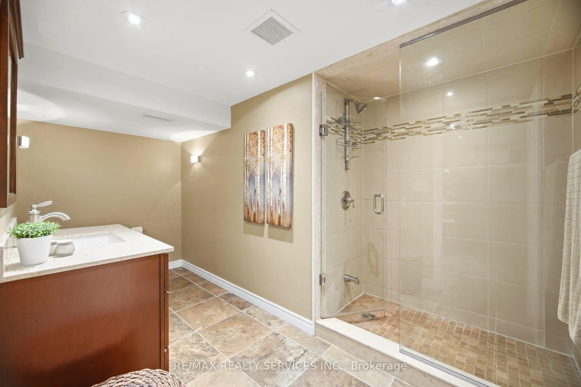 Photo 42 of 25 Ascot Avenue, Brampton, Avondale — HOMEH