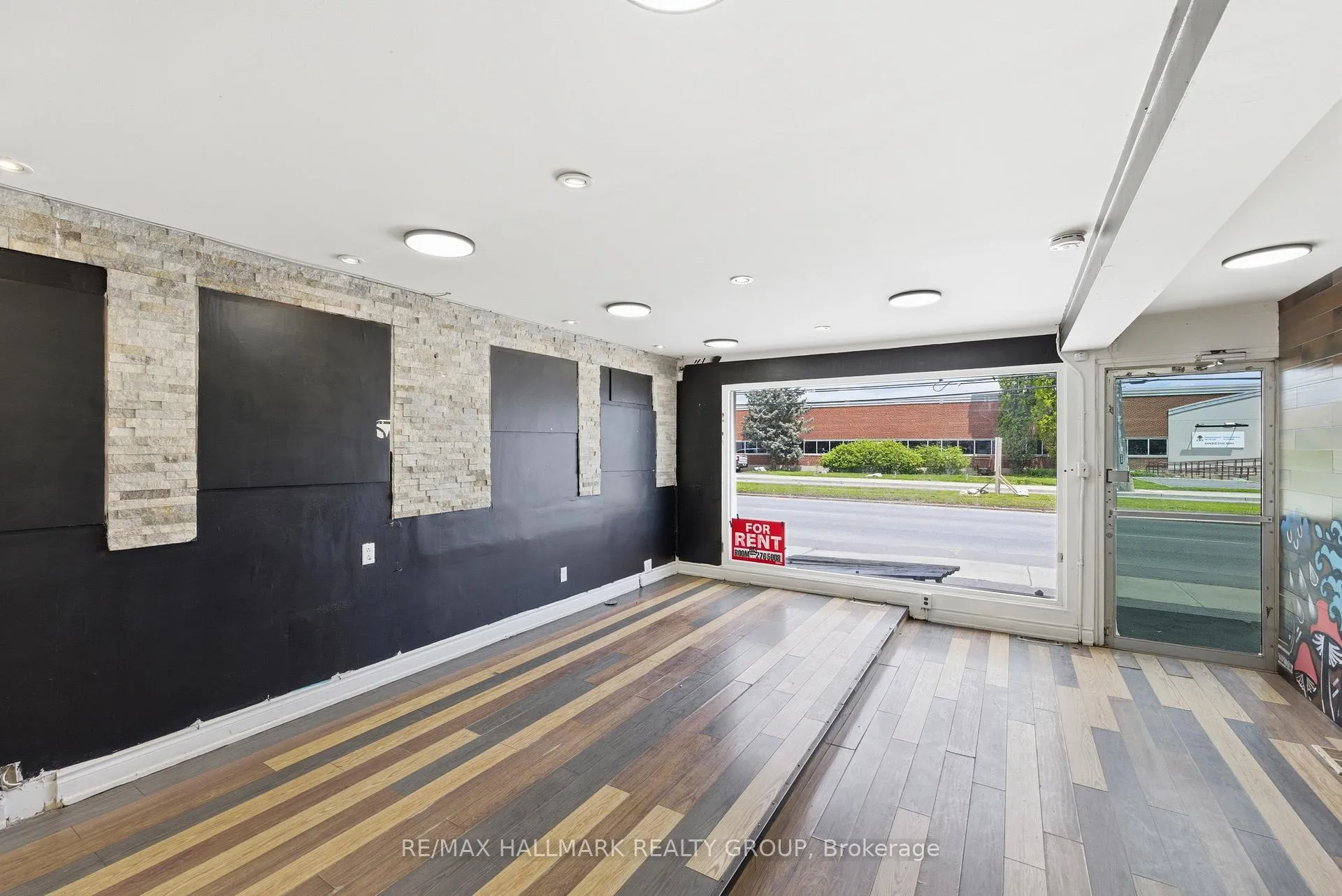 Photo 3 of 912 St Laurent Boulevard S, Ottawa, Overbrook/Castle Heights — HOMEH