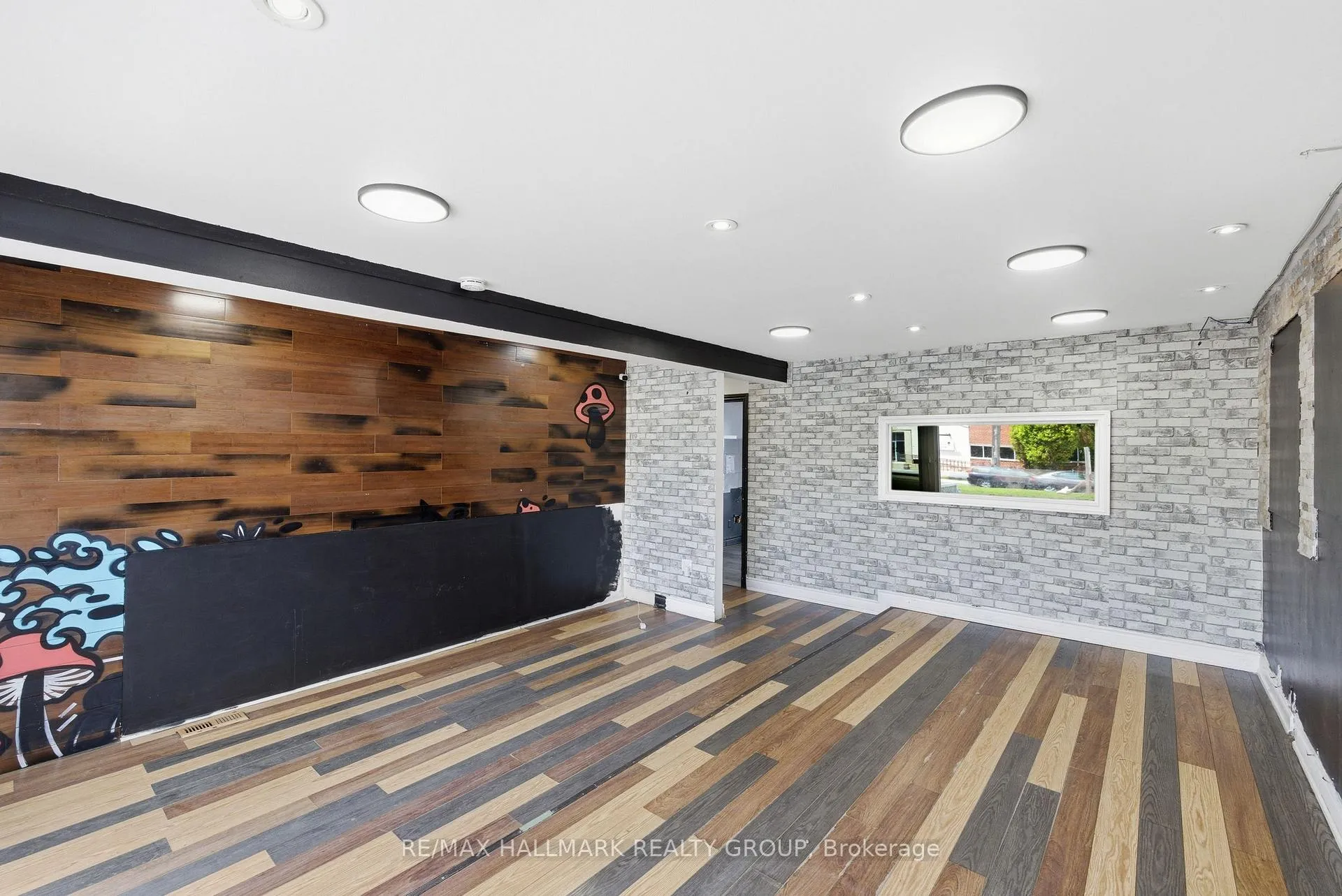 Photo 6 of 912 St Laurent Boulevard S, Ottawa, Overbrook/Castle Heights — HOMEH