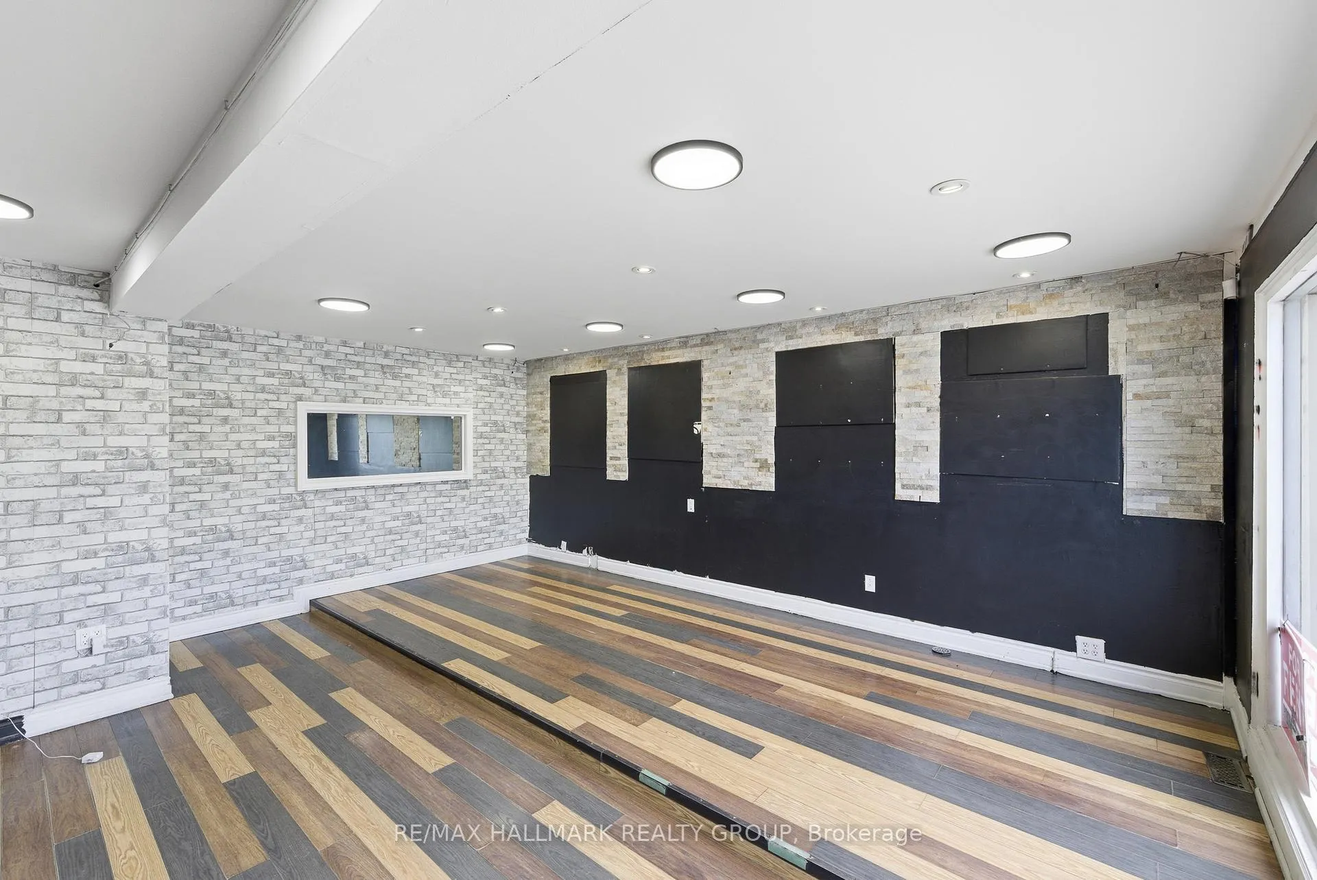 Photo 7 of 912 St Laurent Boulevard S, Ottawa, Overbrook/Castle Heights — HOMEH