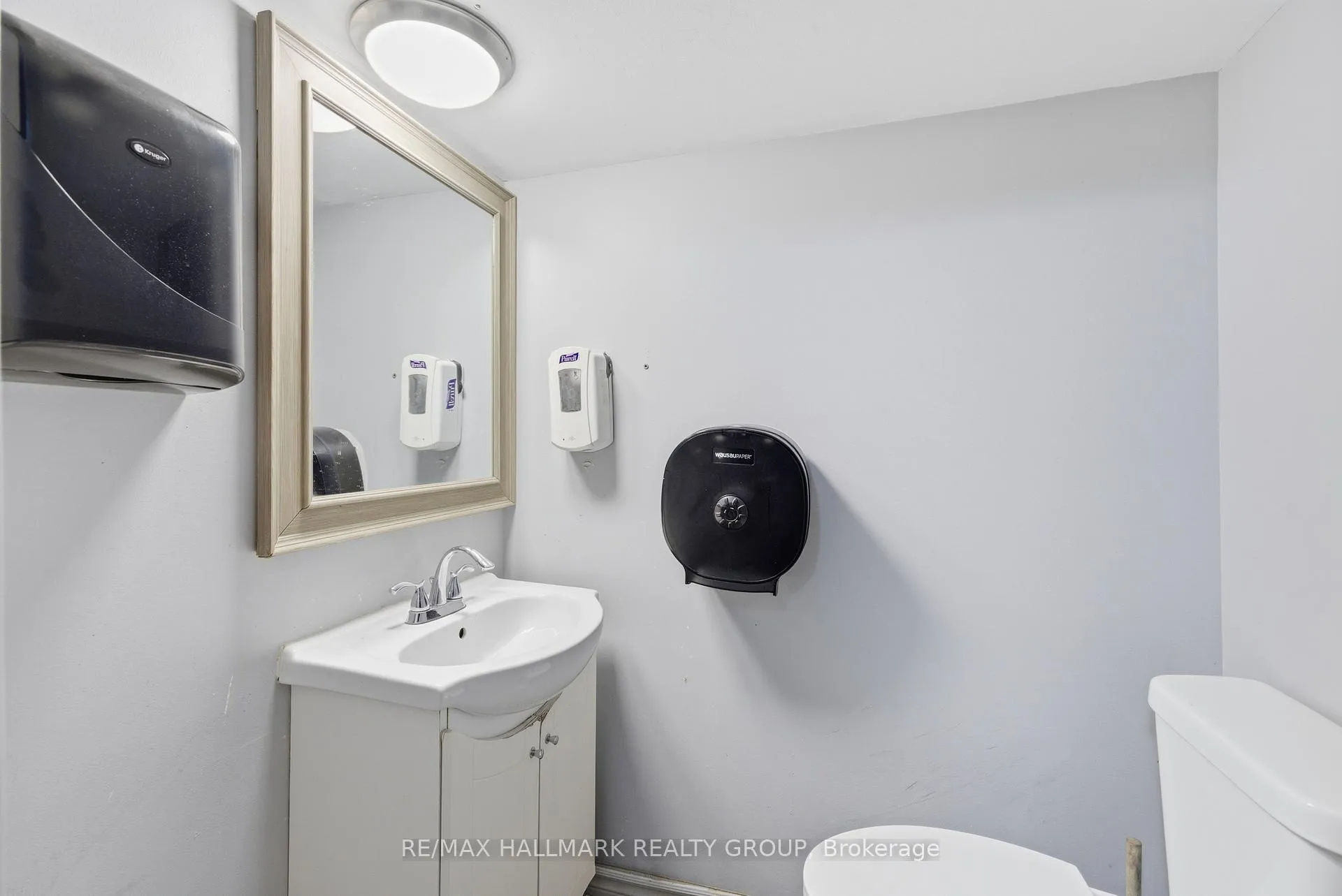 Photo 13 of 912 St Laurent Boulevard S, Ottawa, Overbrook/Castle Heights — HOMEH