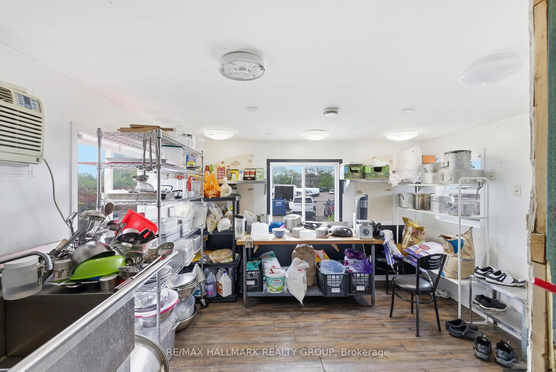 Photo 25 of 912 St Laurent Boulevard S, Ottawa, Overbrook/Castle Heights — HOMEH