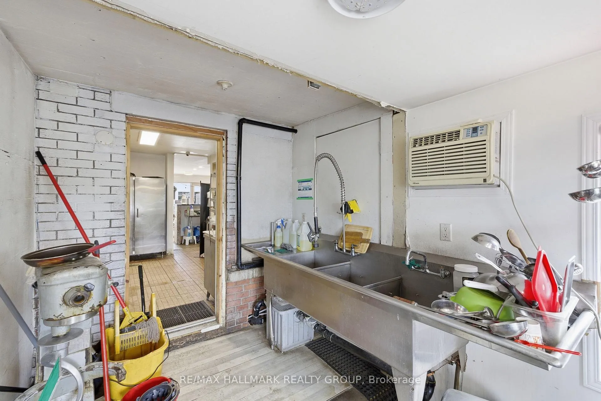 Photo 26 of 912 St Laurent Boulevard S, Ottawa, Overbrook/Castle Heights — HOMEH