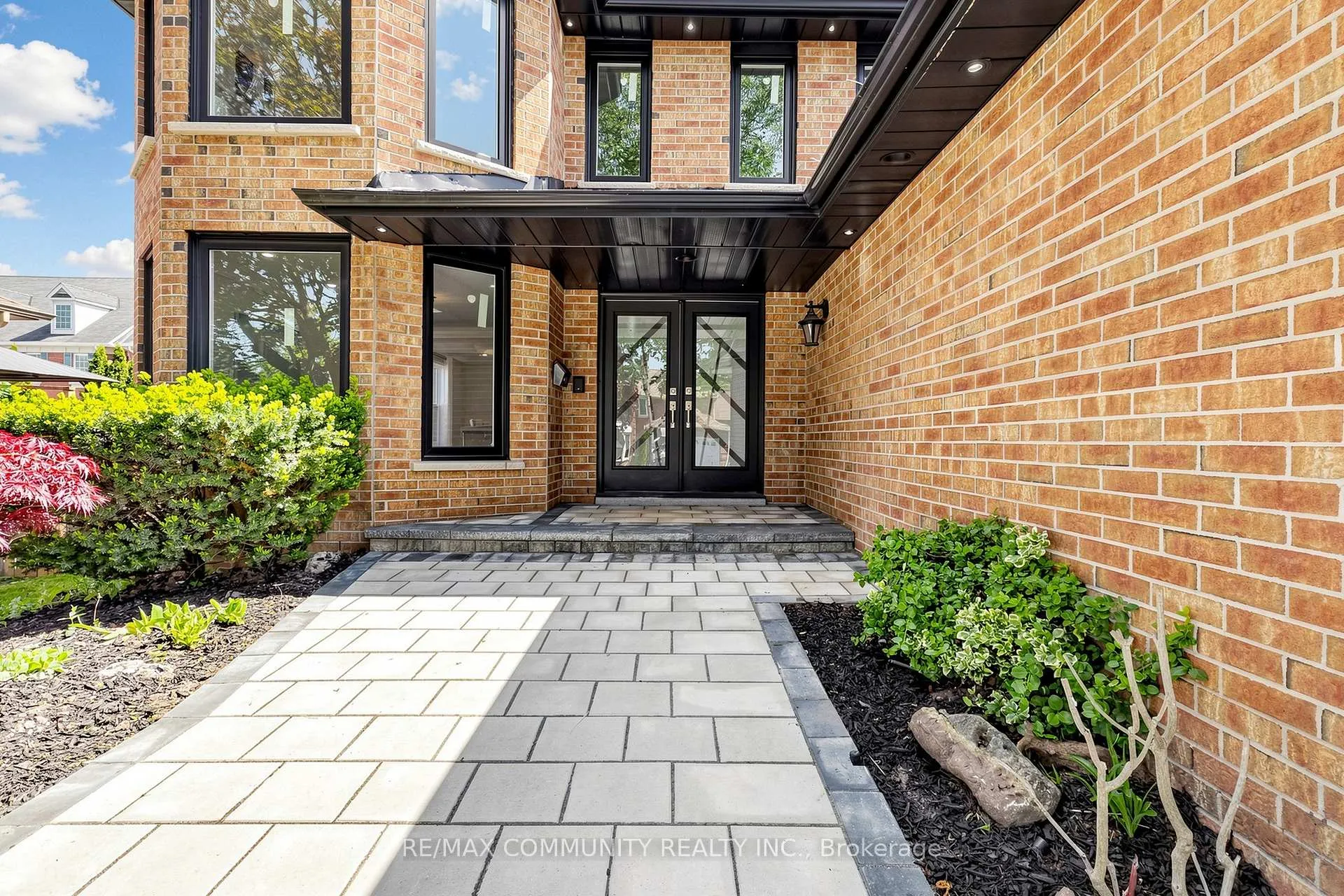 Photo 4 of 1002 Riverview Crescent, Pickering, Rougemount — HOMEH