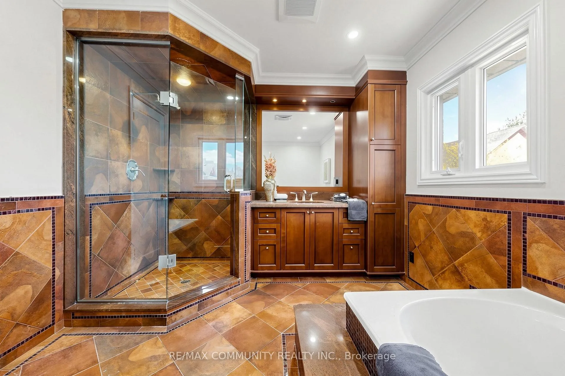 Photo 28 of 1002 Riverview Crescent, Pickering, Rougemount — HOMEH