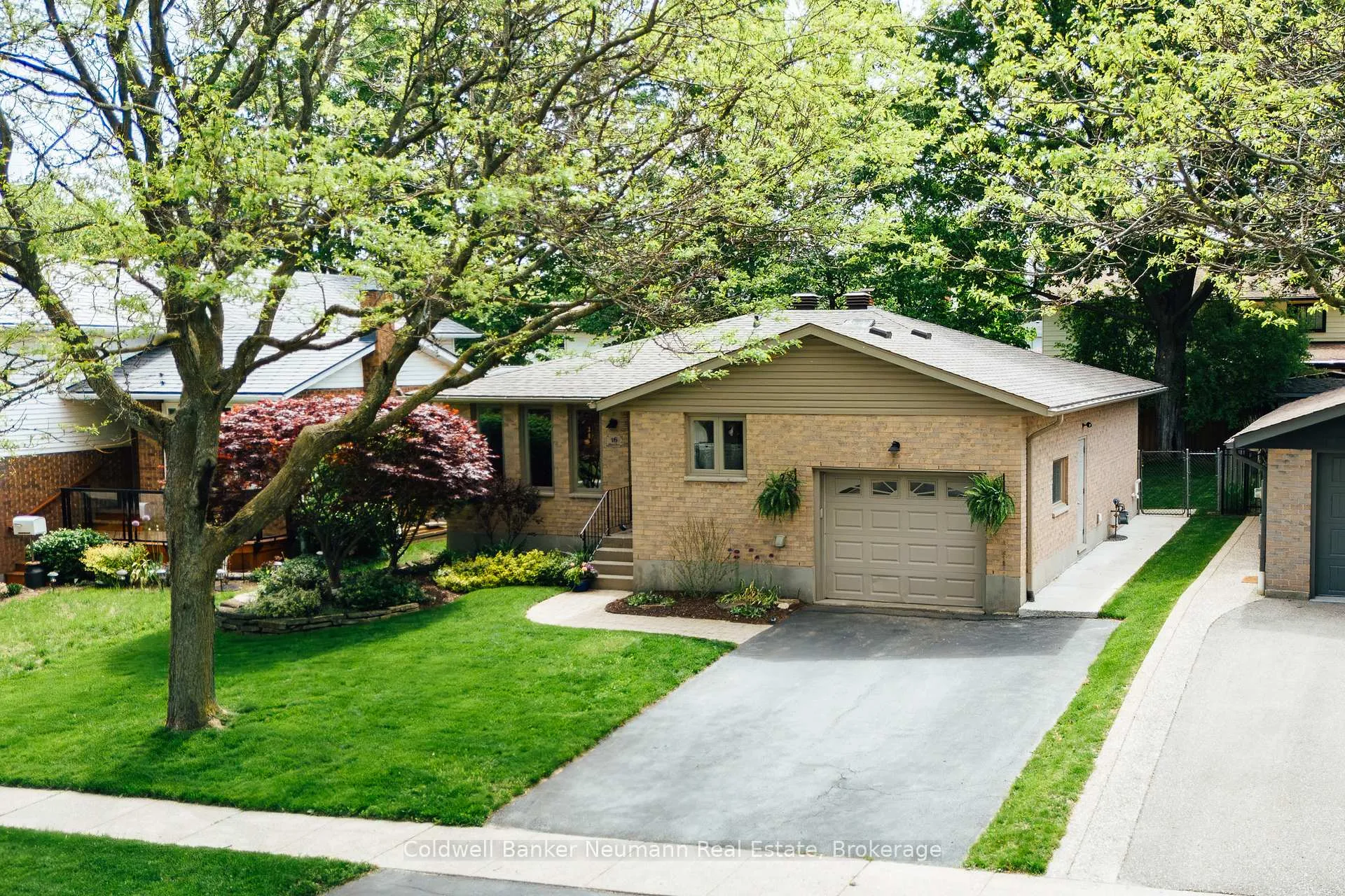 Photo 1 of 16 Suzanna Drive, Guelph, Willow West/Sugarbush/West Acres — HOMEH