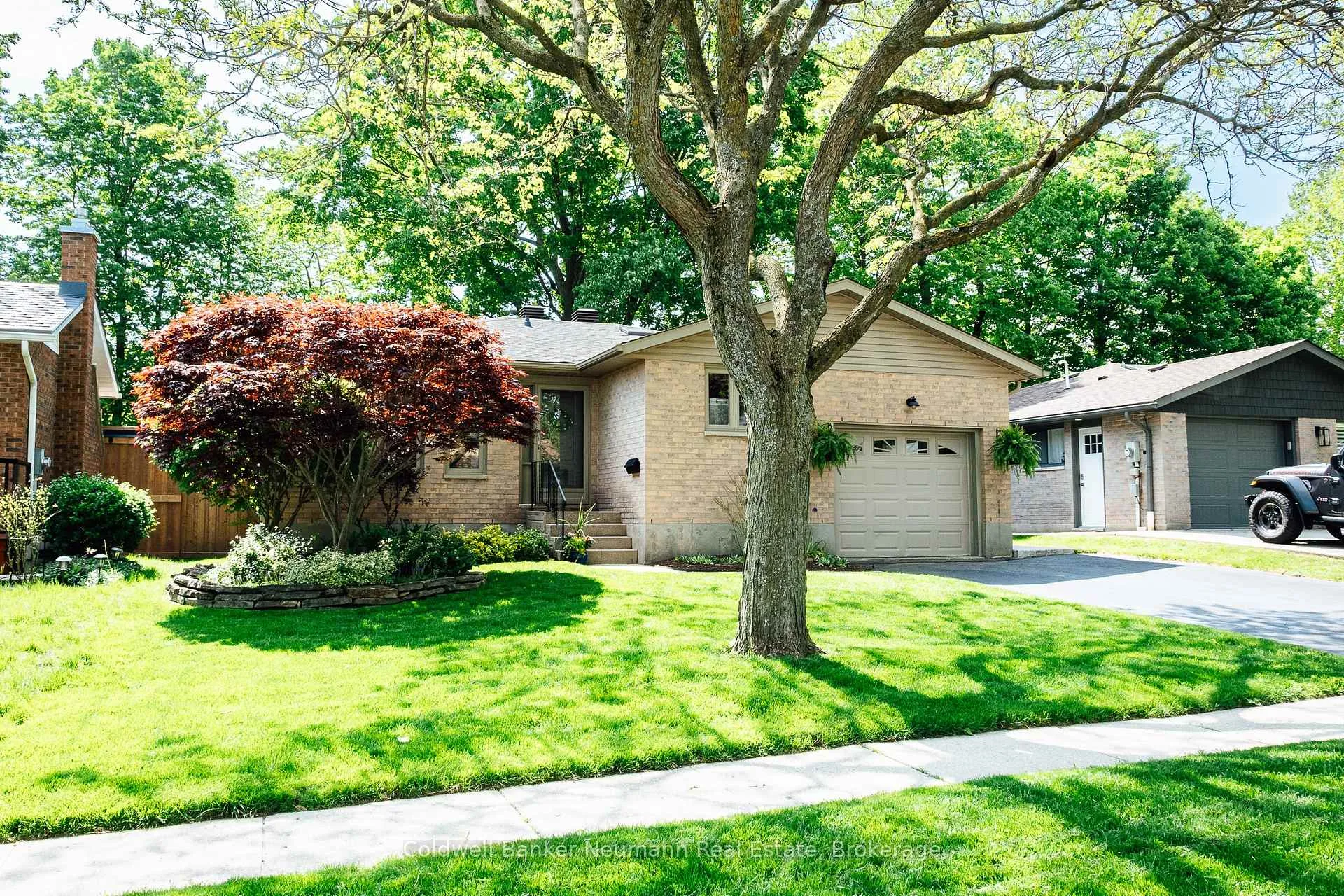 Photo 2 of 16 Suzanna Drive, Guelph, Willow West/Sugarbush/West Acres — HOMEH