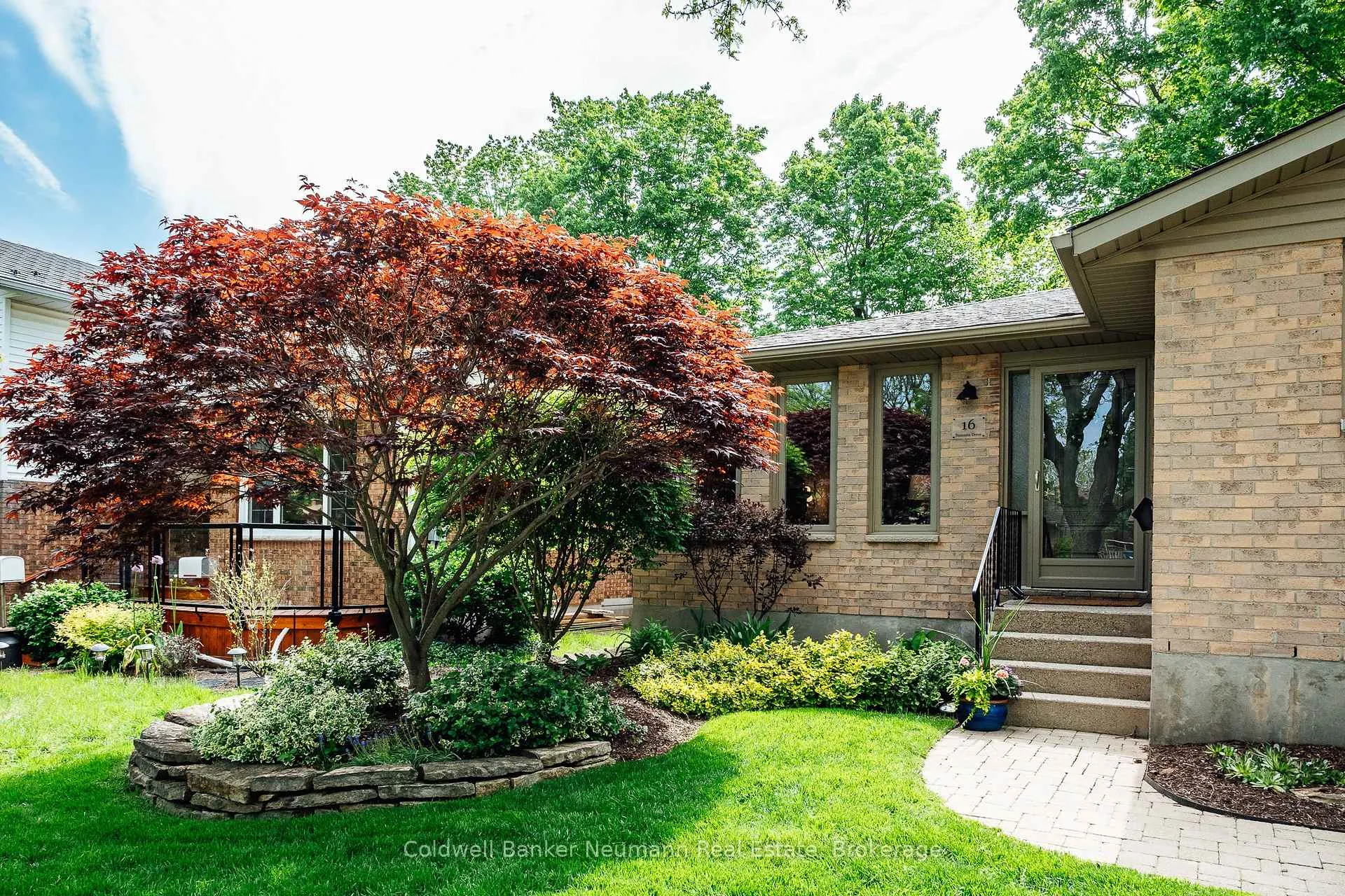 Photo 4 of 16 Suzanna Drive, Guelph, Willow West/Sugarbush/West Acres — HOMEH
