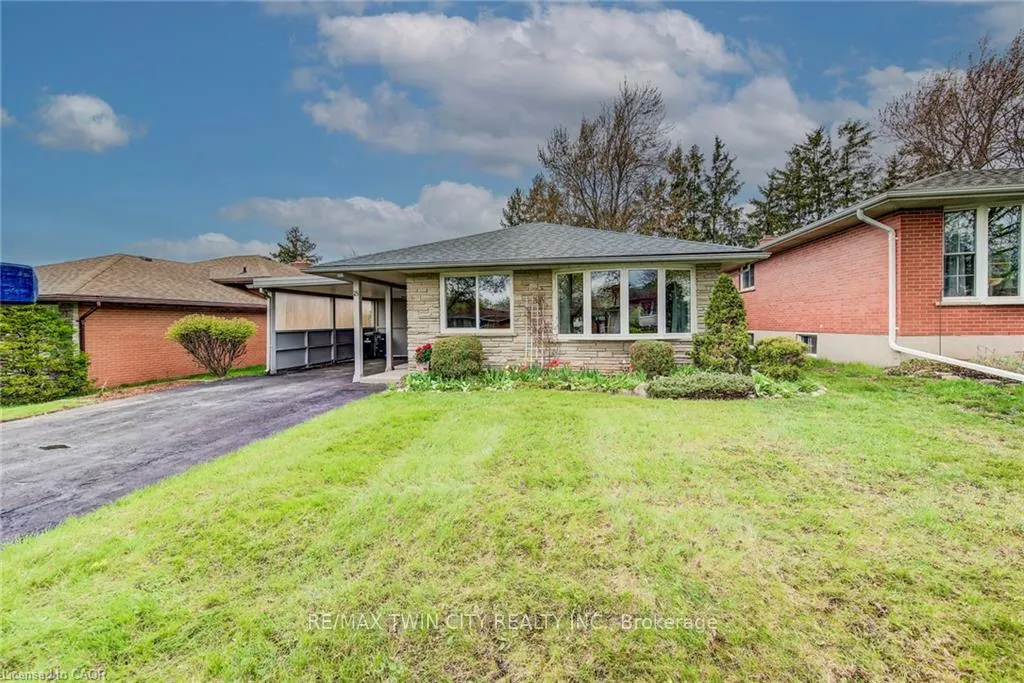 Photo 2 of 18 Queenston Crescent, Kitchener — HOMEH