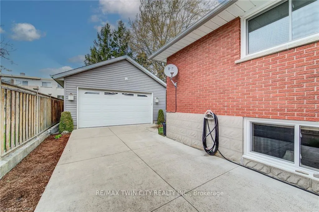 Photo 5 of 18 Queenston Crescent, Kitchener — HOMEH