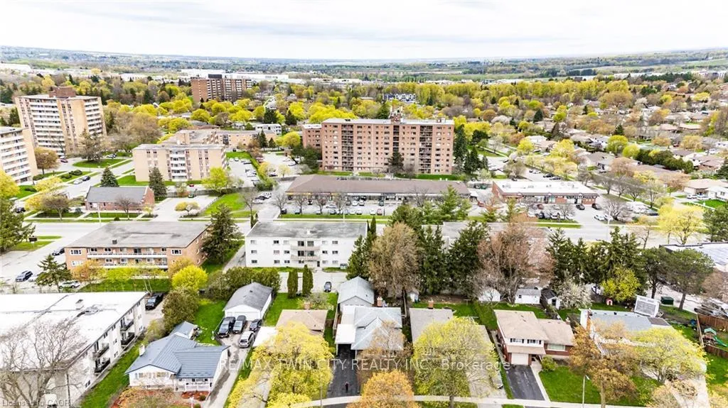 Photo 8 of 18 Queenston Crescent, Kitchener — HOMEH