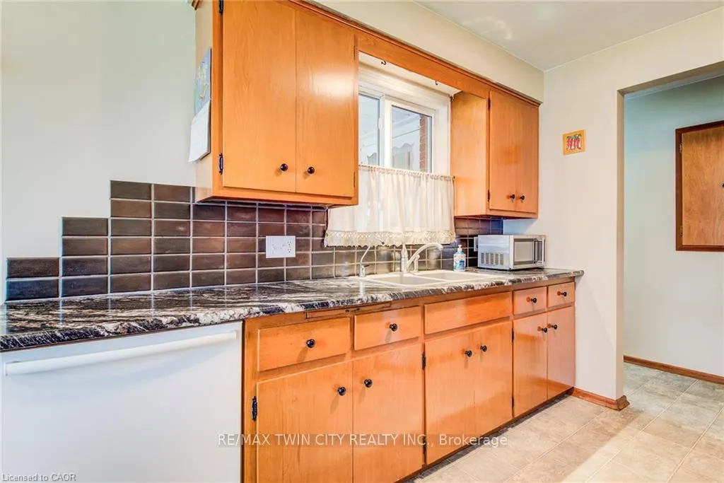 Photo 13 of 18 Queenston Crescent, Kitchener — HOMEH
