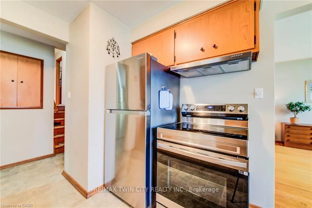 Photo 14 of 18 Queenston Crescent, Kitchener — HOMEH