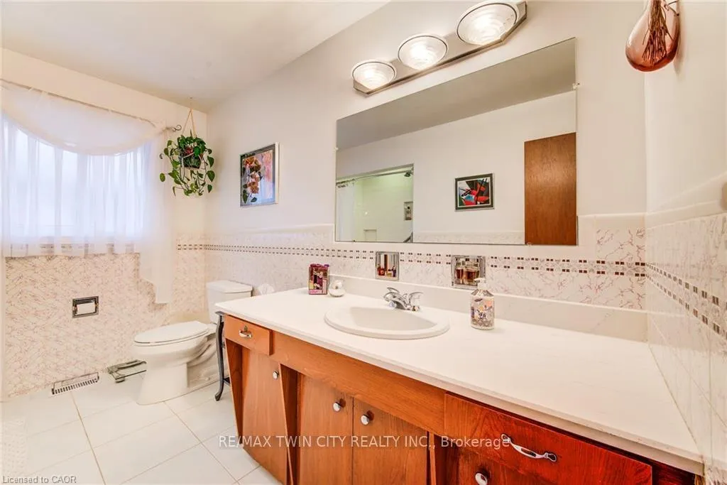 Photo 21 of 18 Queenston Crescent, Kitchener — HOMEH