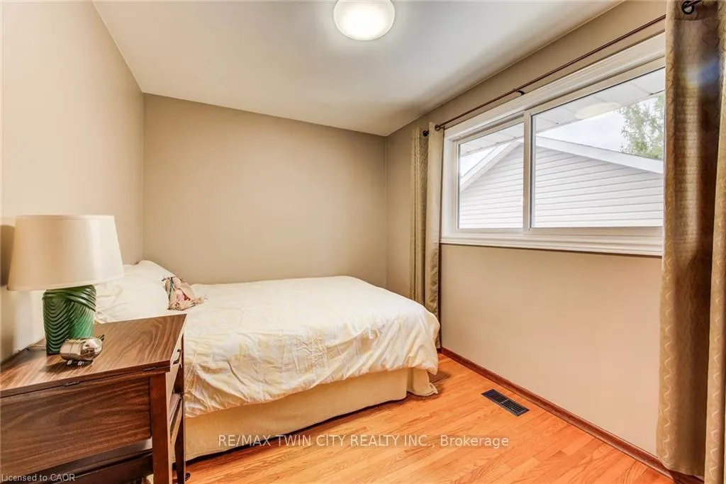 Photo 24 of 18 Queenston Crescent, Kitchener — HOMEH