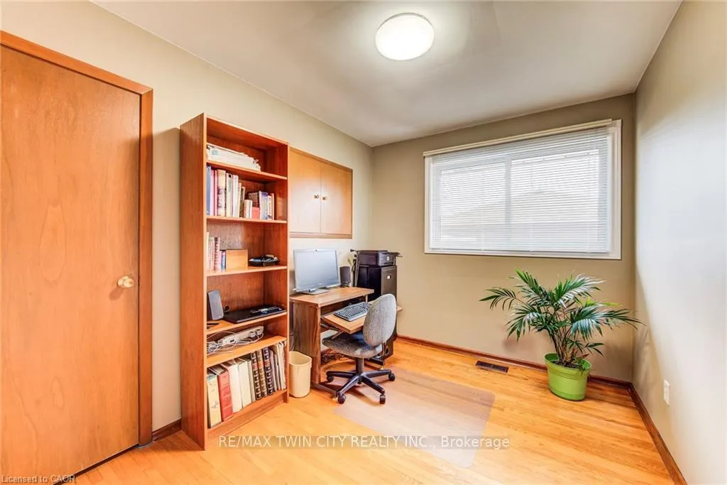 Photo 25 of 18 Queenston Crescent, Kitchener — HOMEH