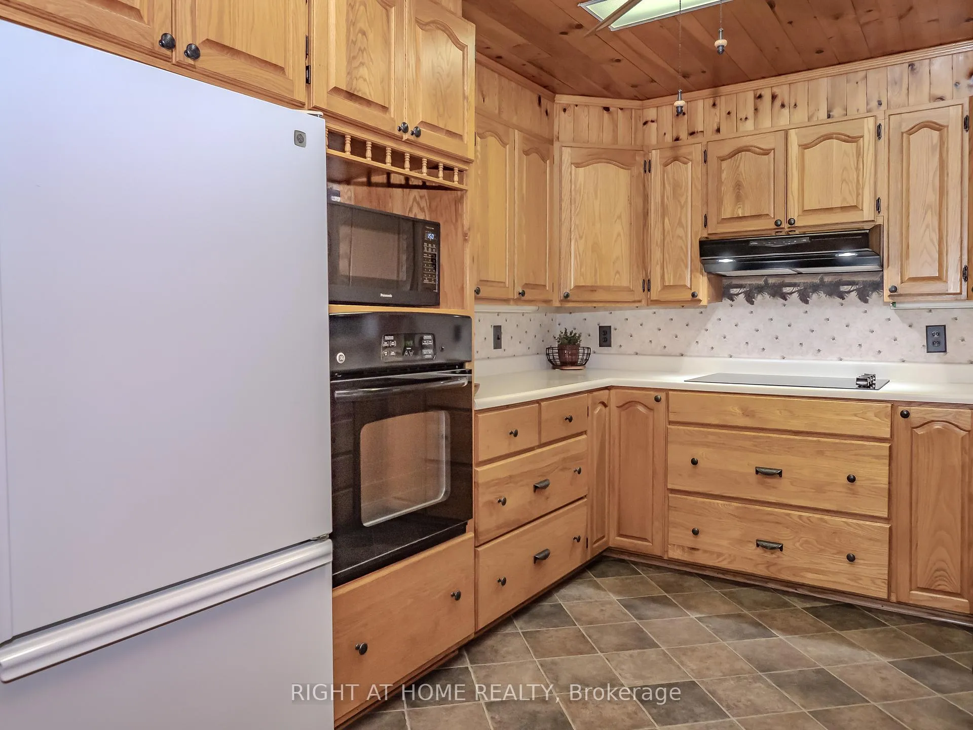 Photo 10 of 1696 Highway 118 E, Bracebridge, Draper — HOMEH