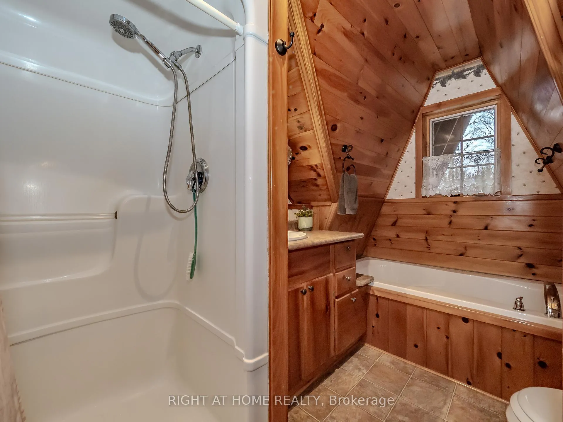 Photo 18 of 1696 Highway 118 E, Bracebridge, Draper — HOMEH