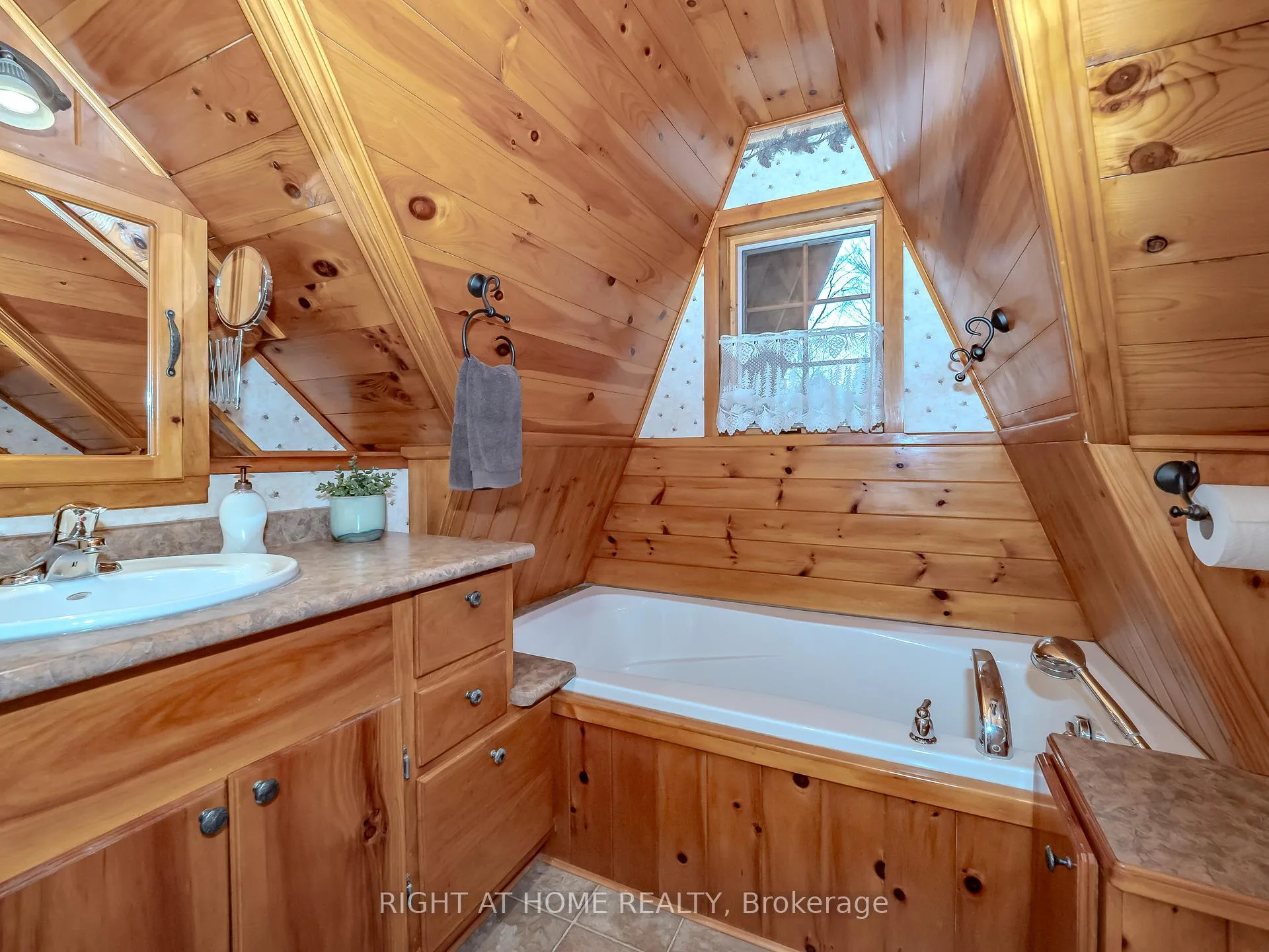 Photo 19 of 1696 Highway 118 E, Bracebridge, Draper — HOMEH
