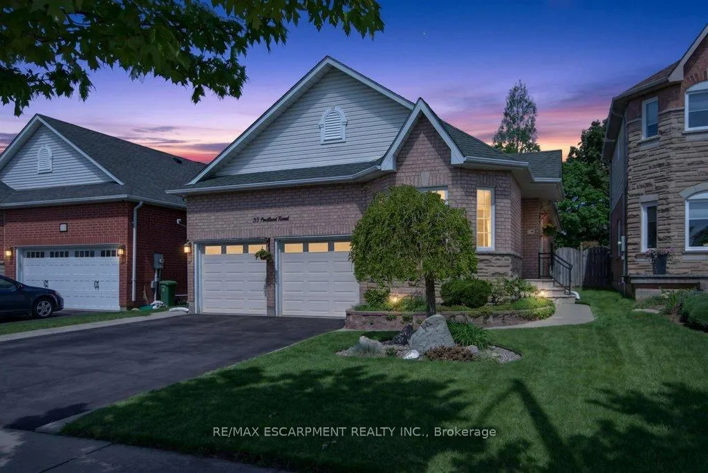 Photo 3 of 35 Pentland Road, Hamilton, Waterdown — HOMEH