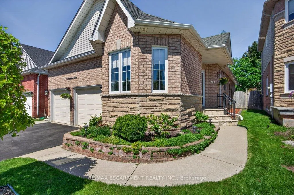 Photo 4 of 35 Pentland Road, Hamilton, Waterdown — HOMEH