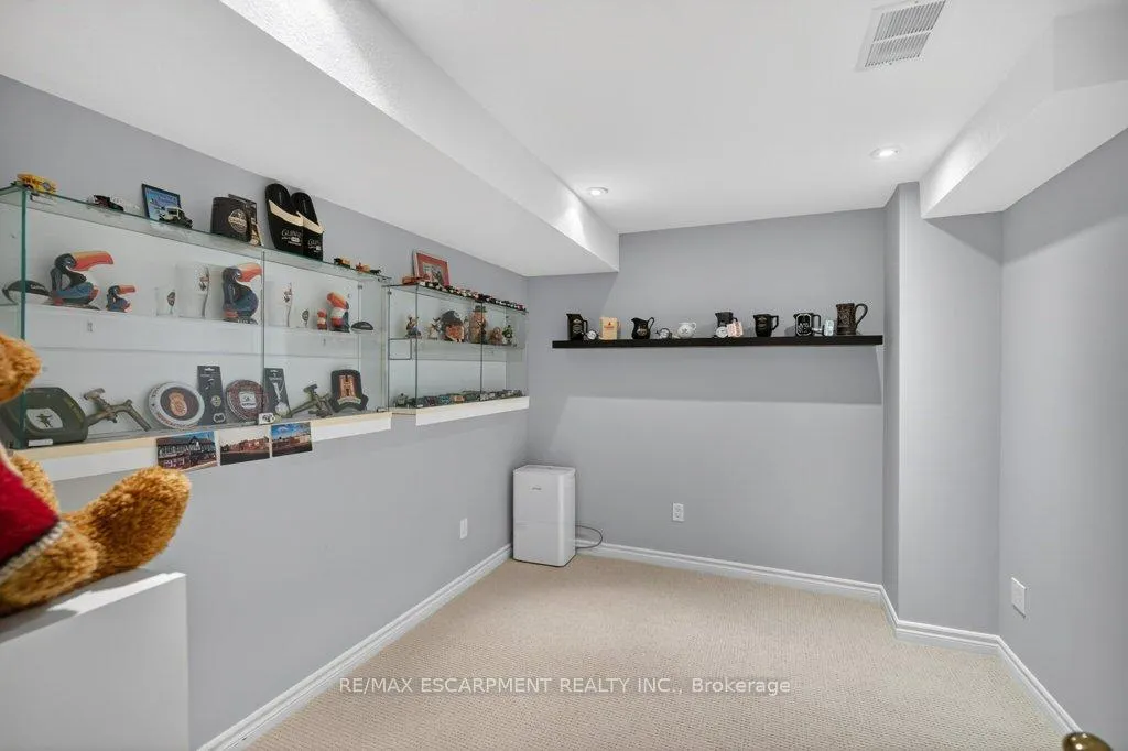 Photo 38 of 35 Pentland Road, Hamilton, Waterdown — HOMEH