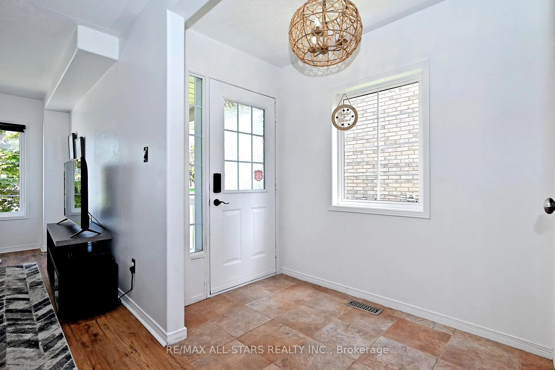 Photo 4 of 647 Trailview Drive, Peterborough, Ashburnham Ward 4 — HOMEH