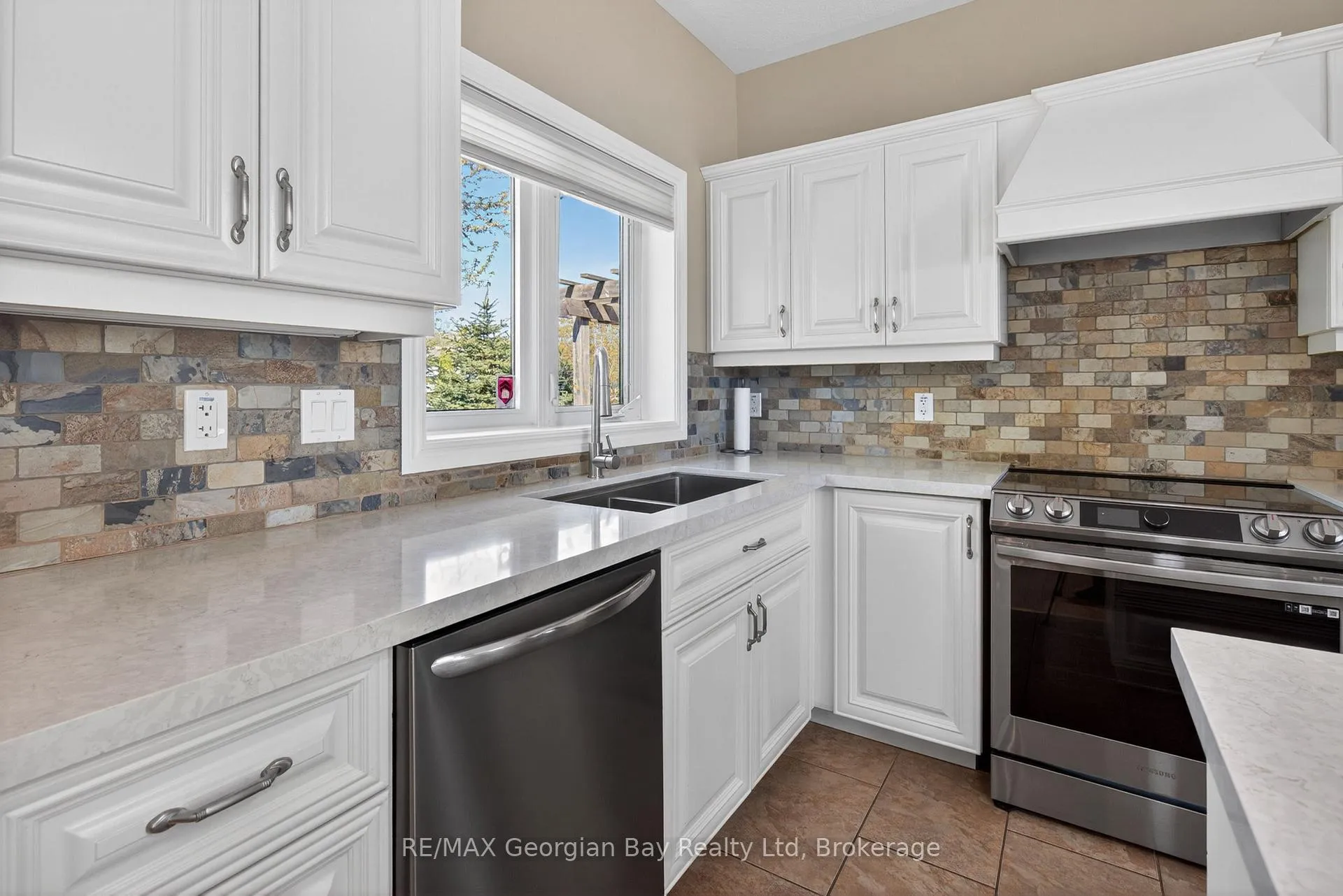 Photo 7 of 656 Aberdeen Boulevard, Midland — HOMEH