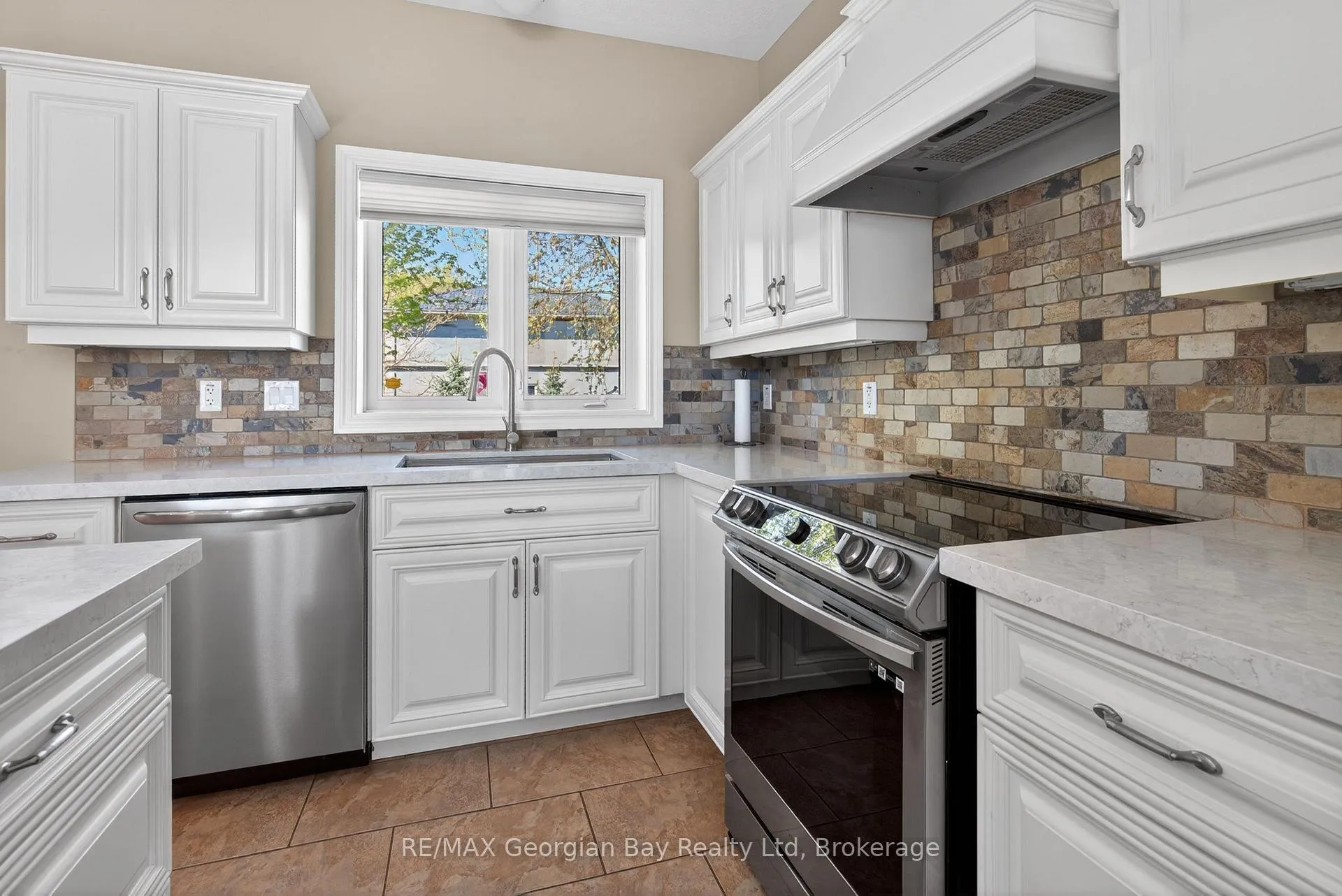Photo 8 of 656 Aberdeen Boulevard, Midland — HOMEH