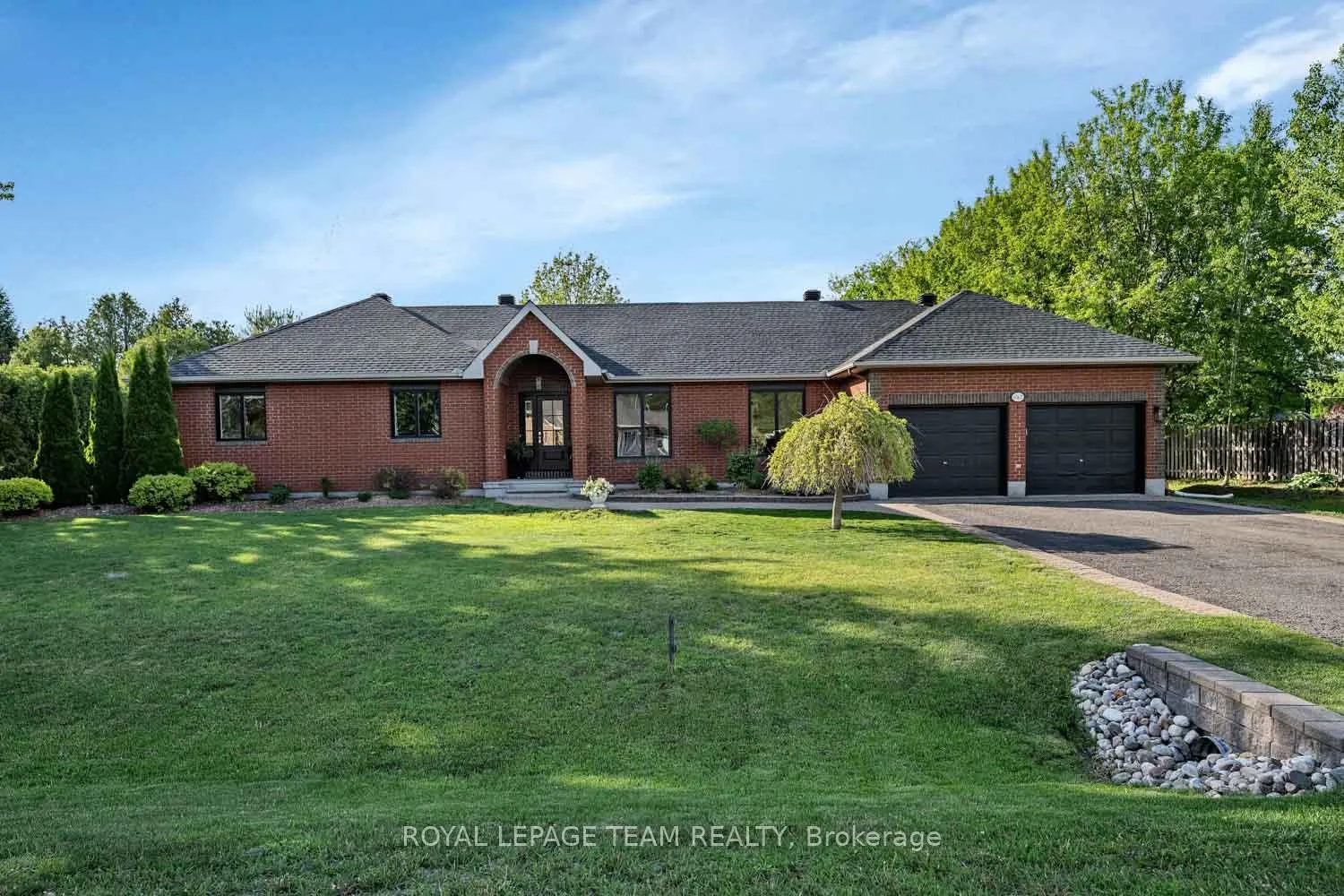 Front of 6567 Courtland Grove Crescent