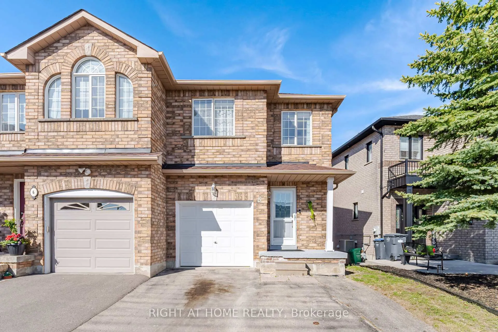 Front of 8 Richelieu Court