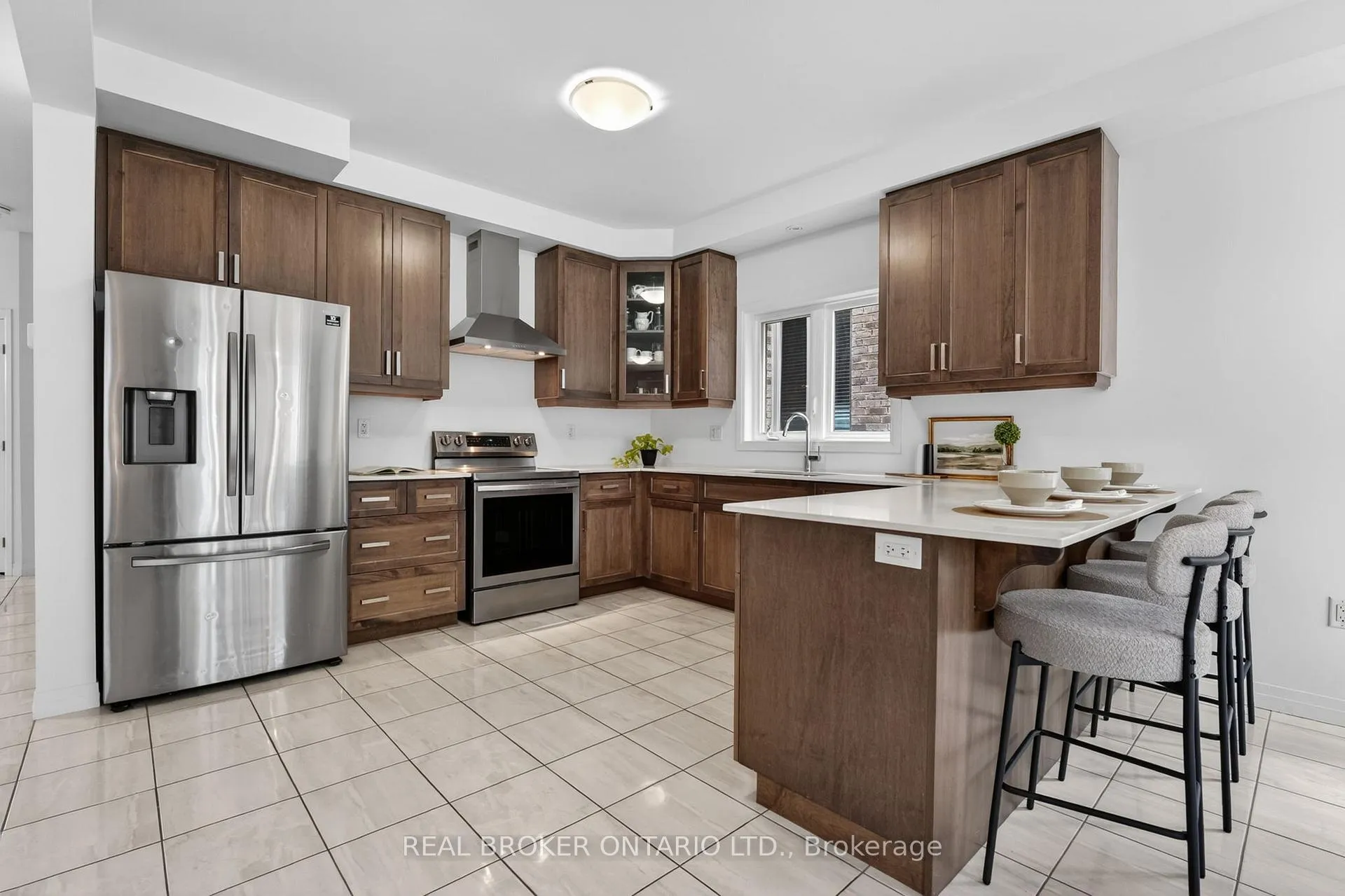 Photo 4 of 4048 Stadelbauer Drive, Lincoln, Beamsville — HOMEH