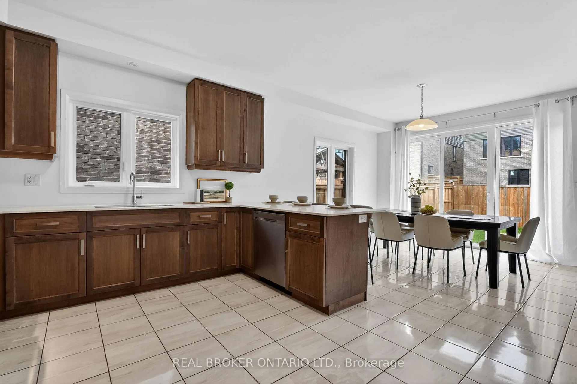 Photo 18 of 4048 Stadelbauer Drive, Lincoln, Beamsville — HOMEH