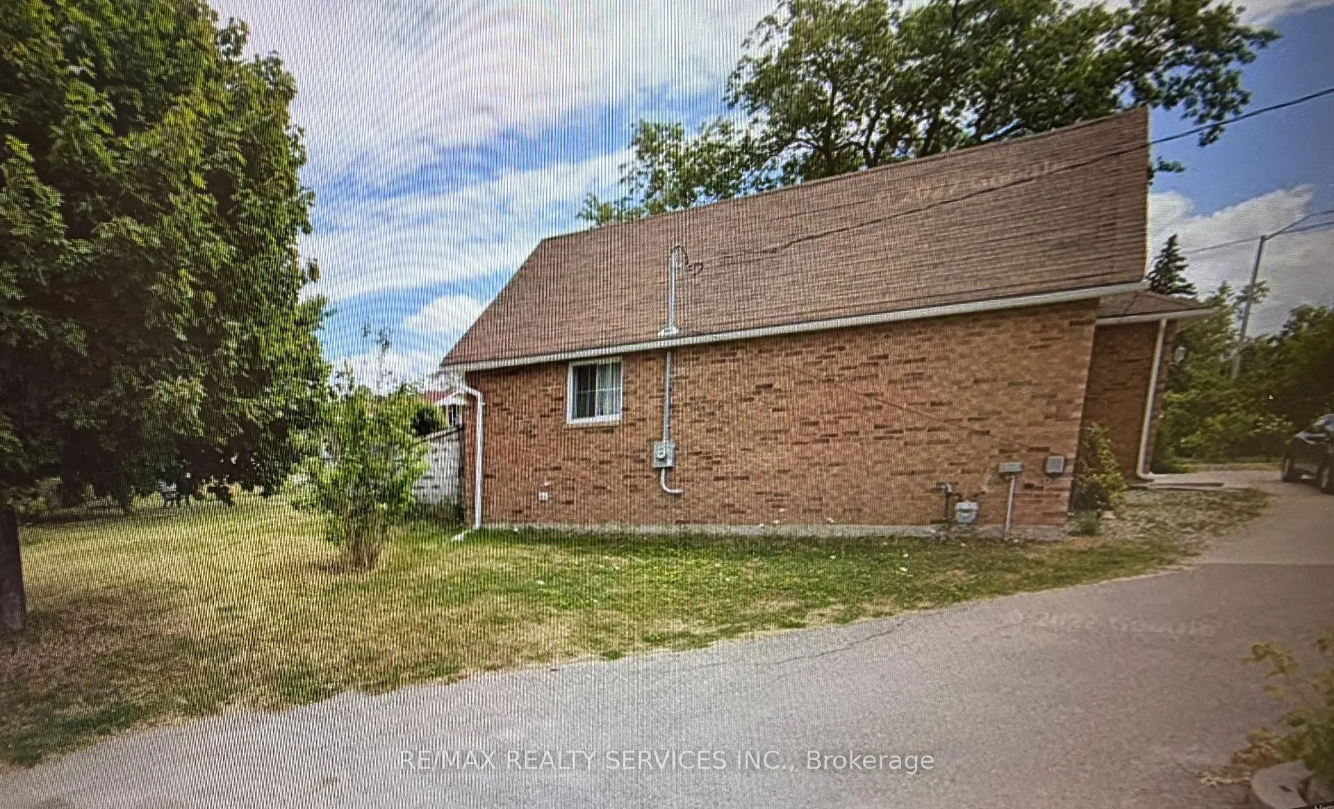 Front of 44 Mclaughlin Road S