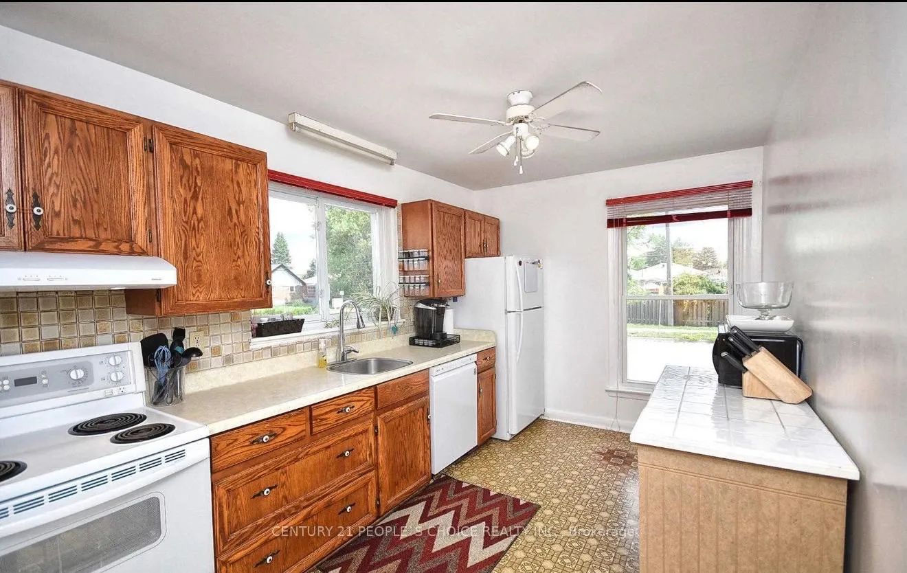 Photo 3 of Unit Main, 62 Tecumseh Drive, Aurora, Aurora Heights — HOMEH