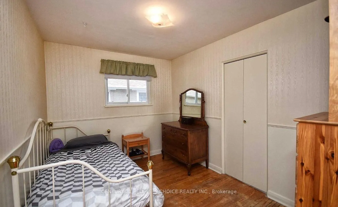Photo 5 of Unit Main, 62 Tecumseh Drive, Aurora, Aurora Heights — HOMEH