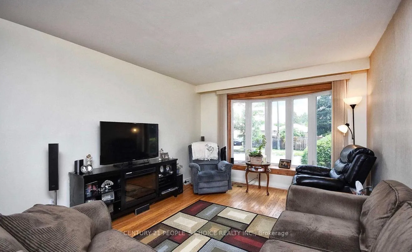 Photo 7 of Unit Main, 62 Tecumseh Drive, Aurora, Aurora Heights — HOMEH