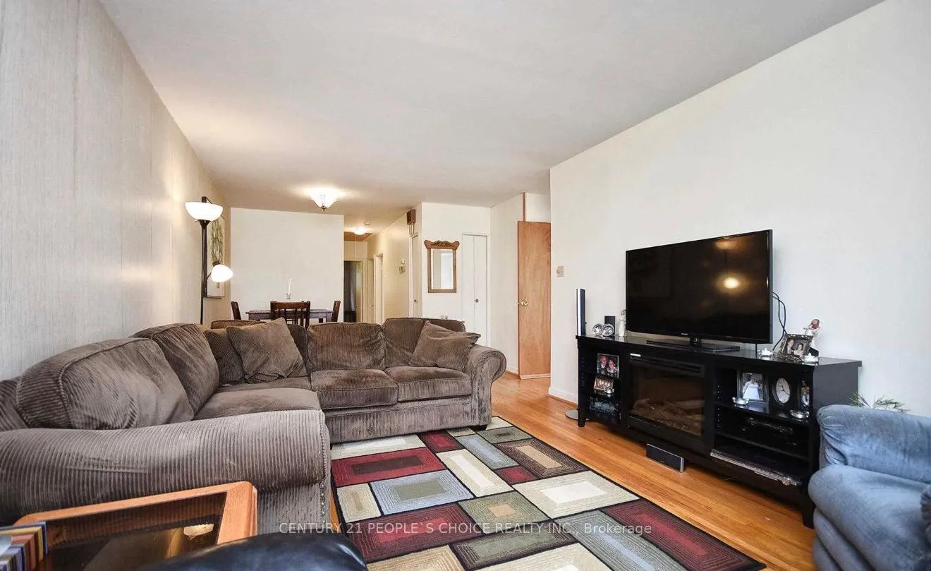 Photo 8 of Unit Main, 62 Tecumseh Drive, Aurora, Aurora Heights — HOMEH