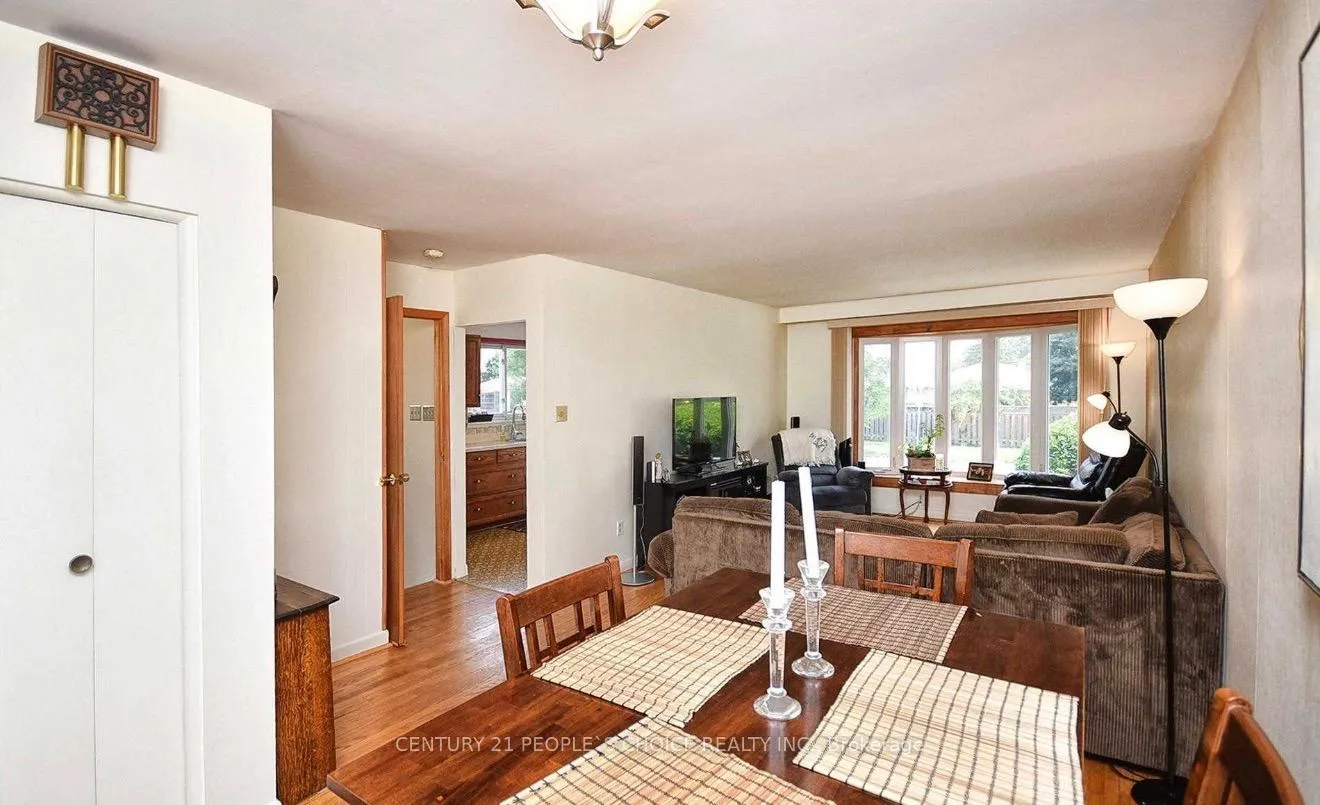 Photo 9 of Unit Main, 62 Tecumseh Drive, Aurora, Aurora Heights — HOMEH