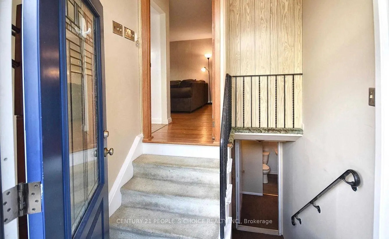 Photo 12 of Unit Main, 62 Tecumseh Drive, Aurora, Aurora Heights — HOMEH