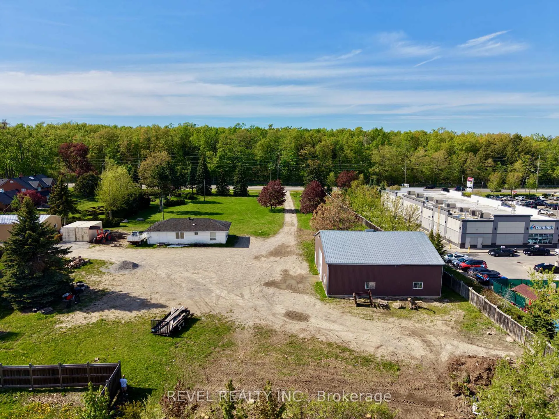 Photo 3 of 821 Big Bay Point Road, Barrie, Innis-Shore — HOMEH