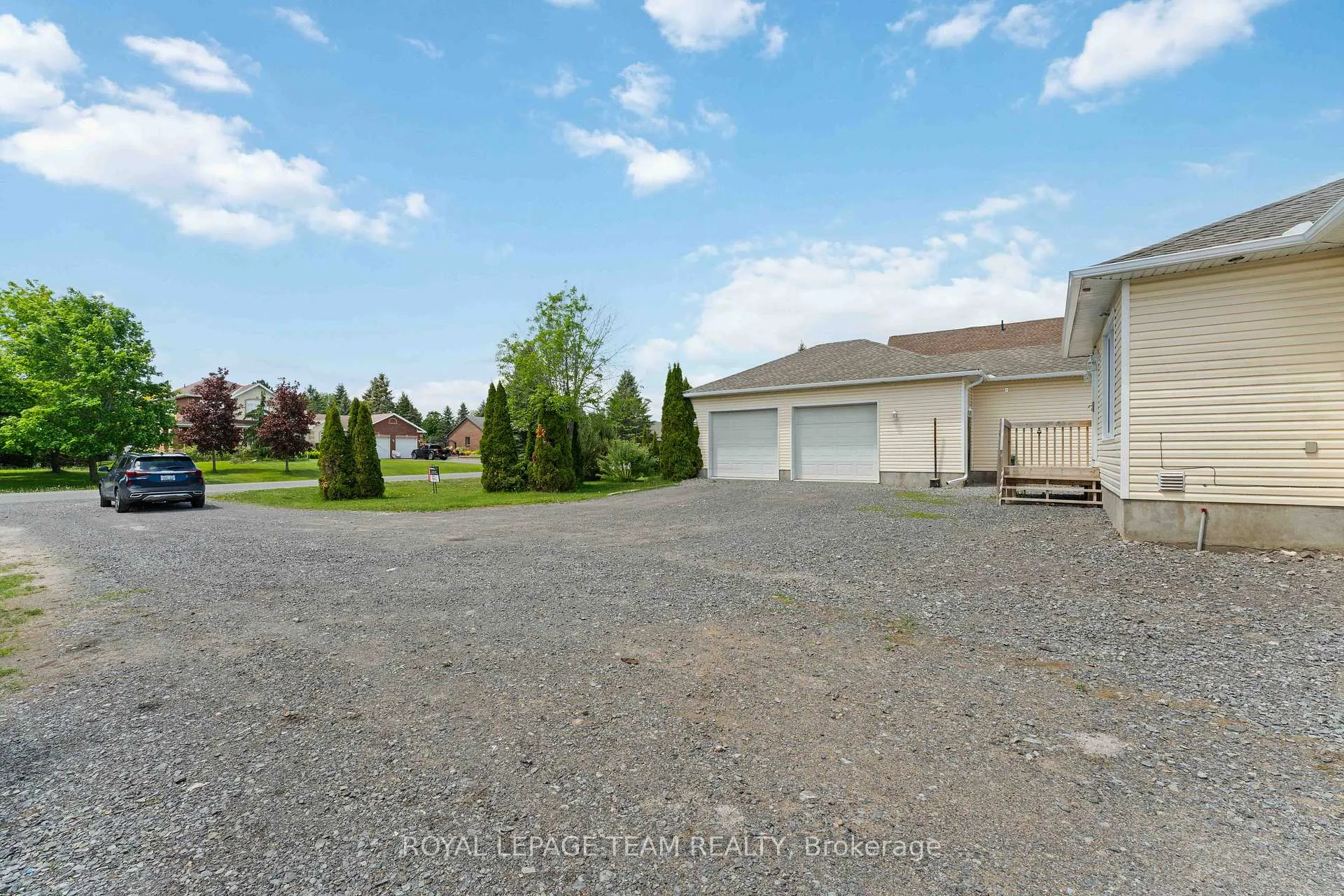 Photo 3 of 1628 Stanleyfield Crescent, Ottawa, Greely — HOMEH