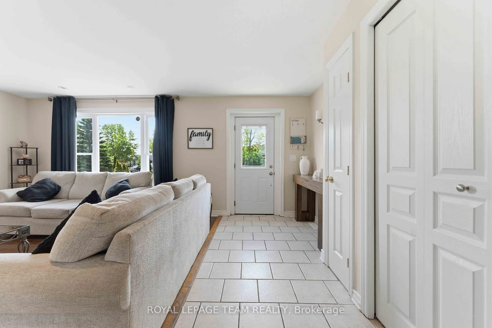 Photo 4 of 1628 Stanleyfield Crescent, Ottawa, Greely — HOMEH