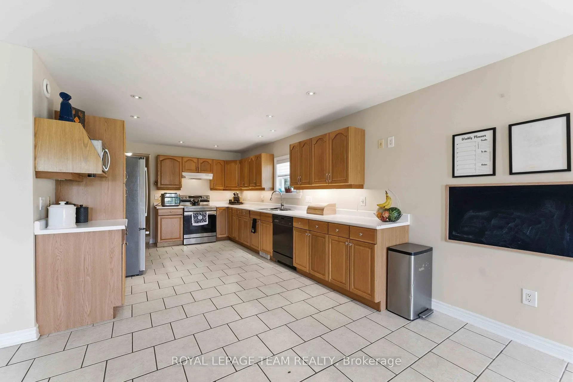 Photo 11 of 1628 Stanleyfield Crescent, Ottawa, Greely — HOMEH