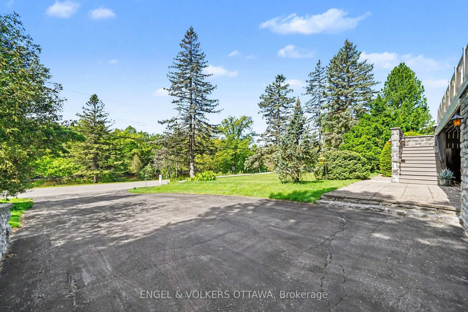 Photo 9 of 17 Goodwood Drive, Ottawa, Barrhaven - Hearts Desire — HOMEH
