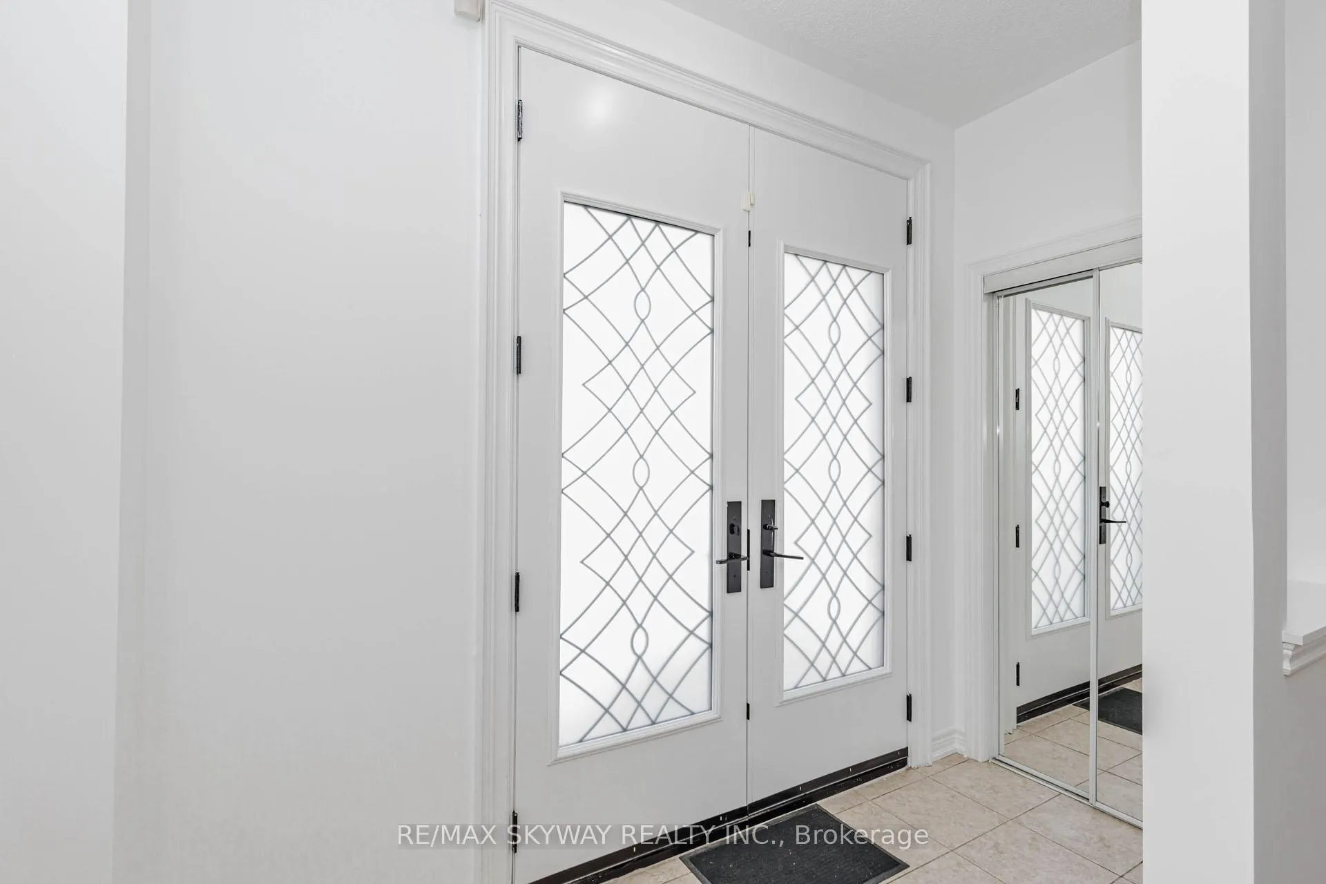 Photo 4 of 63 Vezna Crescent, Brampton, Credit Valley — HOMEH