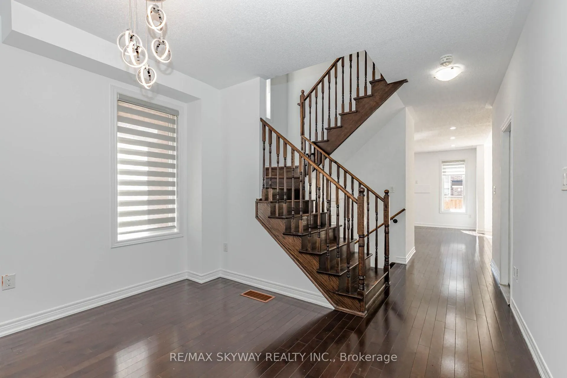 Photo 8 of 63 Vezna Crescent, Brampton, Credit Valley — HOMEH