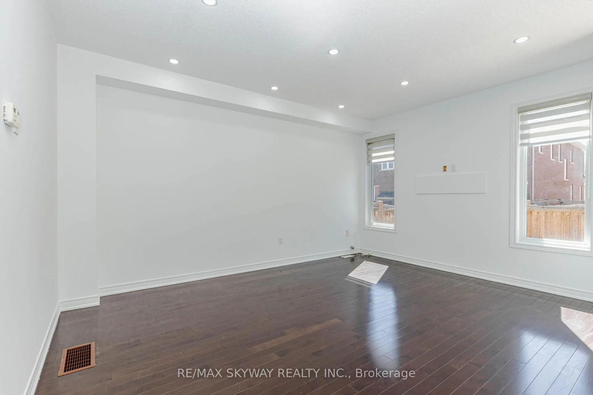 Photo 11 of 63 Vezna Crescent, Brampton, Credit Valley — HOMEH