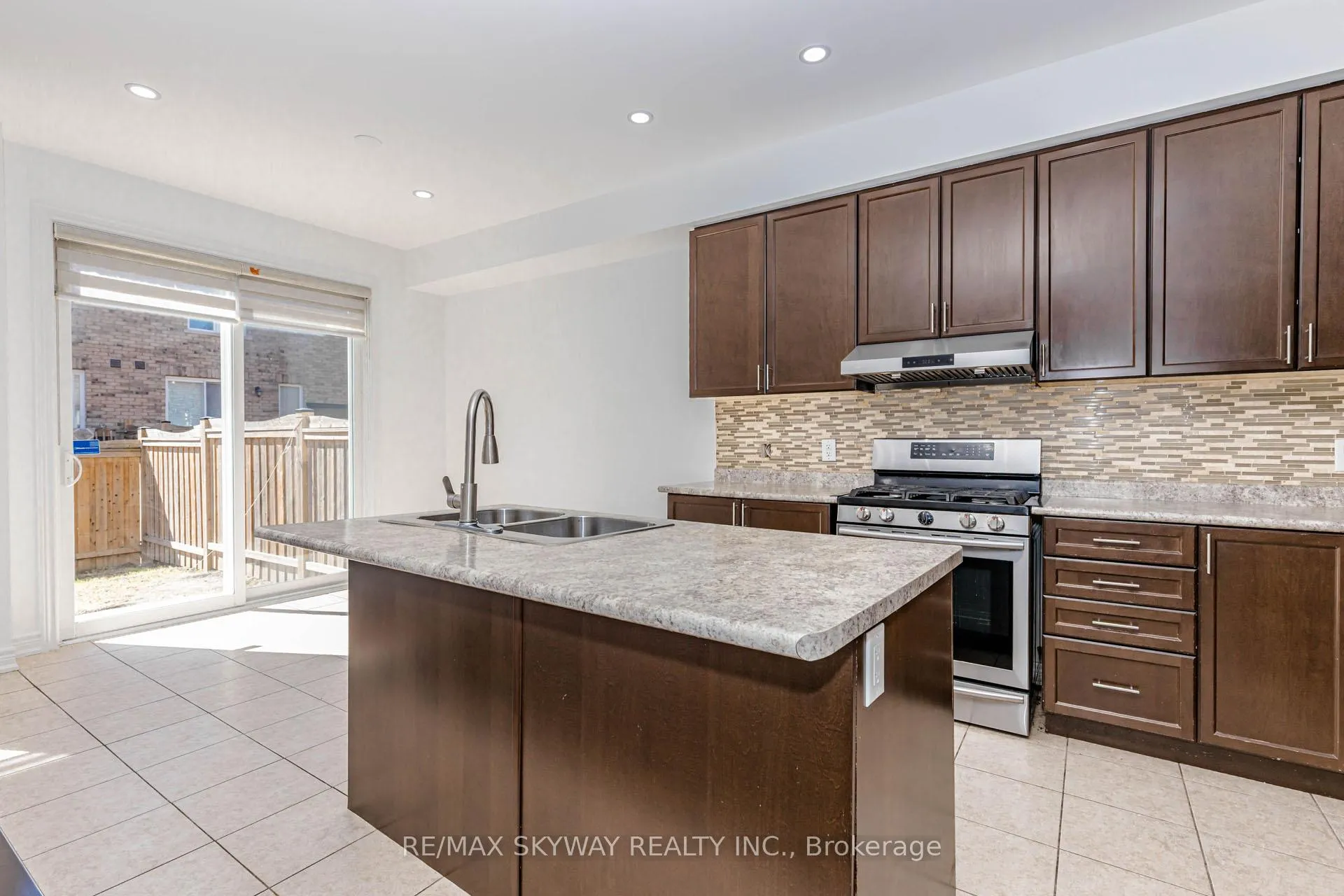 Photo 13 of 63 Vezna Crescent, Brampton, Credit Valley — HOMEH